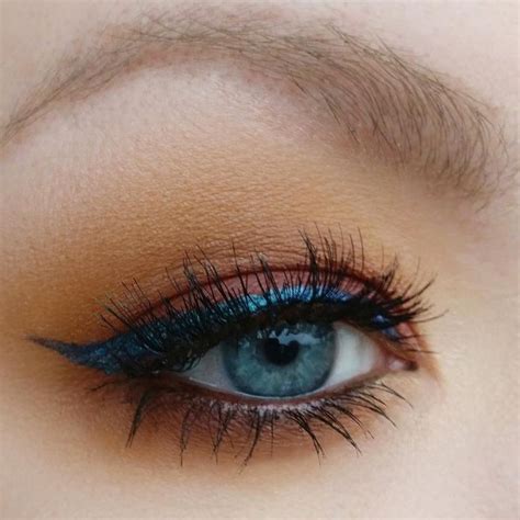 sea turquoise eyeliner.